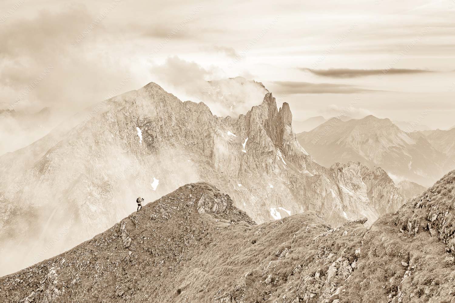 Bergsteigerin auf dem Grat zum Kuhkopf im Karwendelgebirge - Bergauf Bergab 3:2 sepia -- Karwendel Kuhkopf Grabenkarturm - mehr Infos bei www.Kriner-Weiermann.de