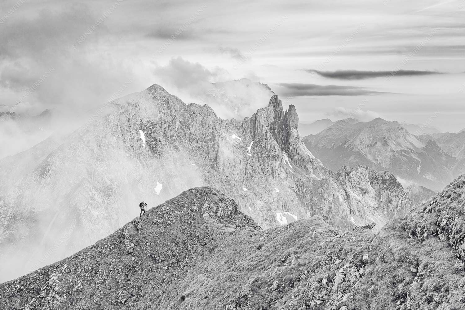 Bergsteigerin auf dem Grat zum Kuhkopf im Karwendelgebirge - Bergauf Bergab 3:2 sw -- Karwendel Kuhkopf Grabenkarturm - mehr Infos bei www.Kriner-Weiermann.de