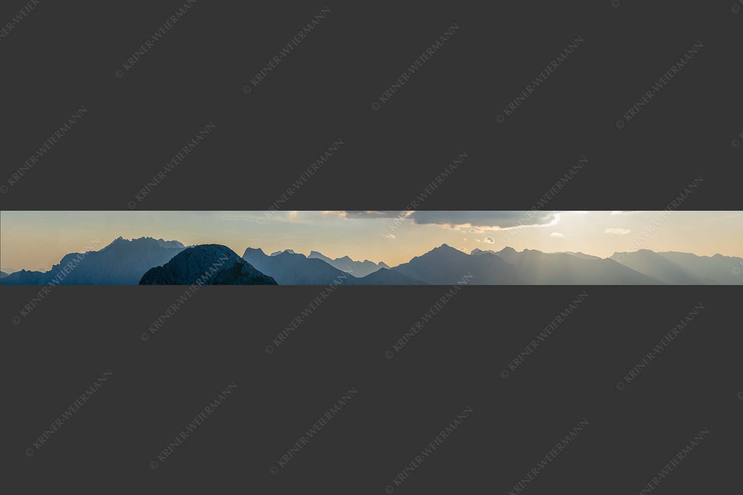 Große Arnspitze vor Karwendelgebirge bei Sonnenaufgang - Der Außenseiter 10:1  -- Große Arnspitze - mehr Infos bei www.Kriner-Weiermann.de