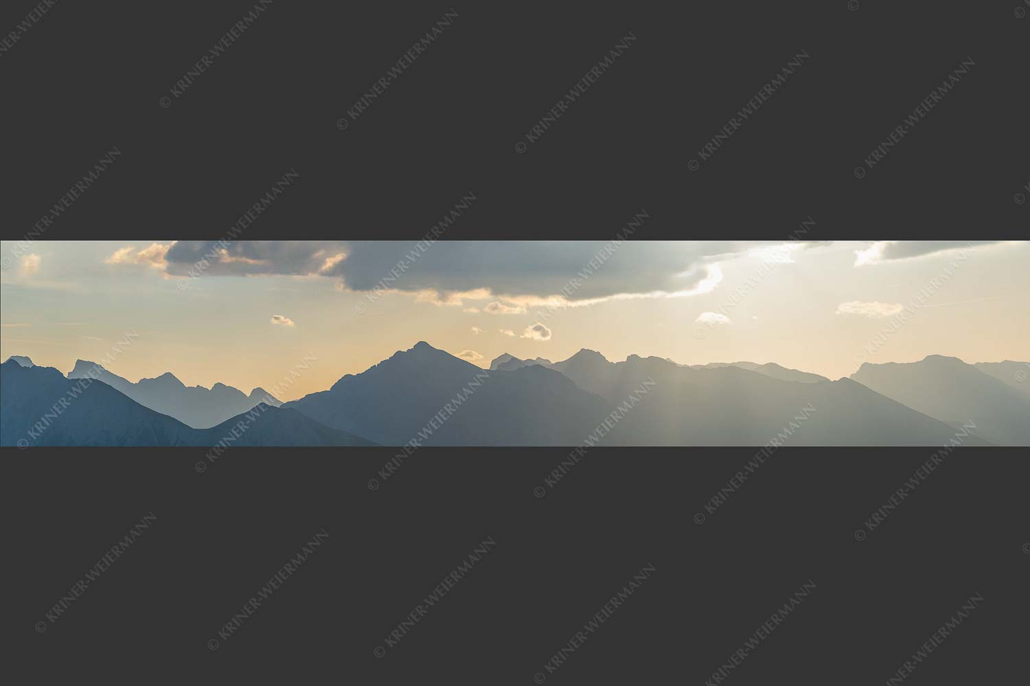 Große Arnspitze vor Karwendelgebirge bei Sonnenaufgang - Der Außenseiter 5:1  -- Große Arnspitze - mehr Infos bei www.Kriner-Weiermann.de