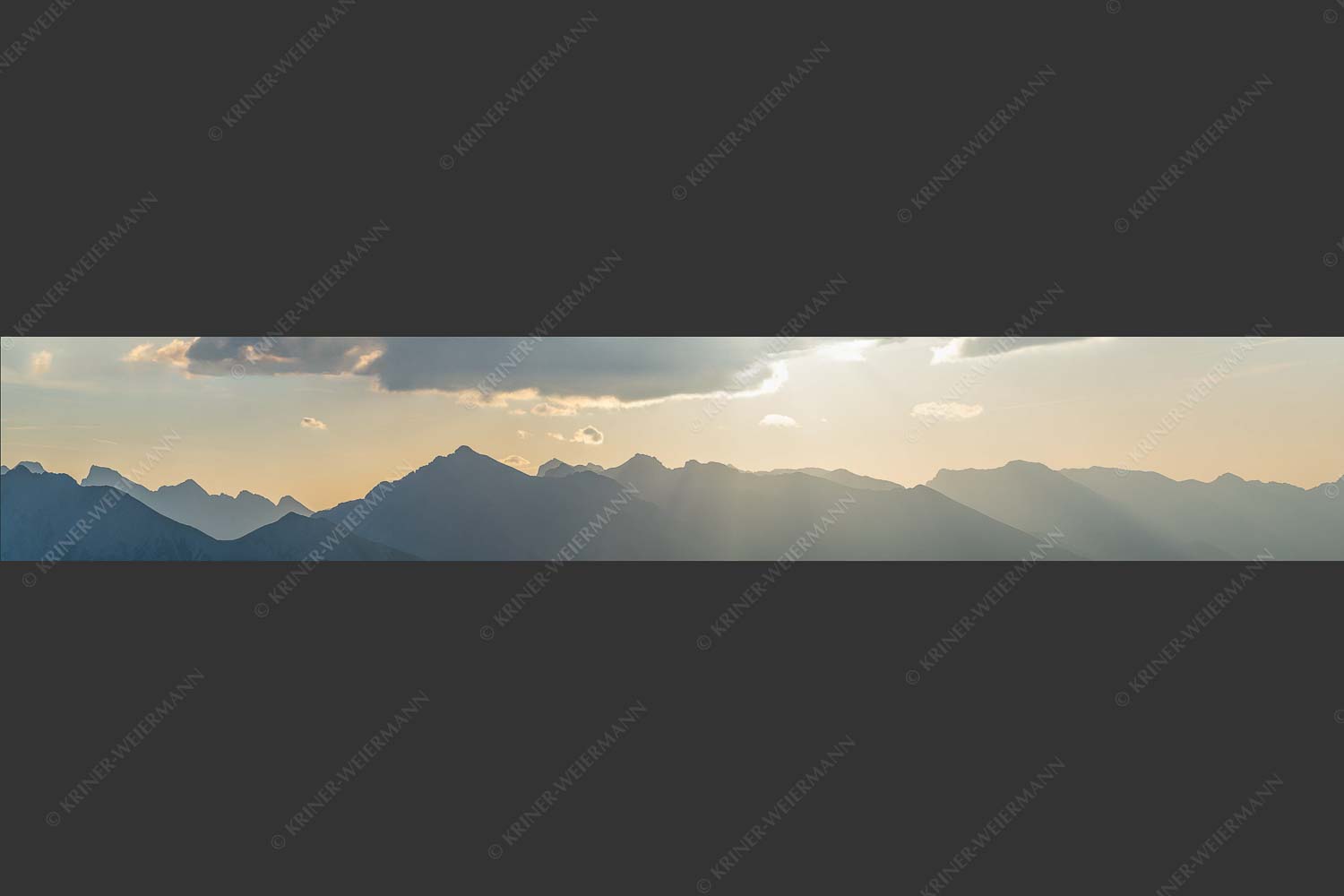 Große Arnspitze vor Karwendelgebirge bei Sonnenaufgang - Der Außenseiter 6:1  -- Große Arnspitze - mehr Infos bei www.Kriner-Weiermann.de