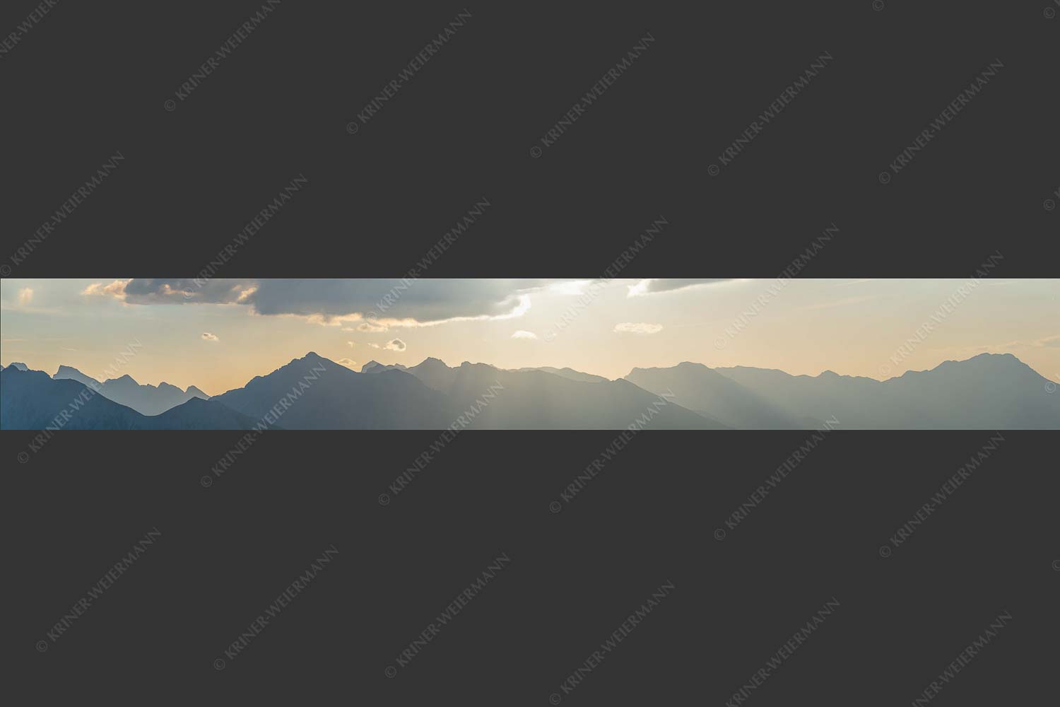 Große Arnspitze vor Karwendelgebirge bei Sonnenaufgang - Der Außenseiter 7:1  -- Große Arnspitze - mehr Infos bei www.Kriner-Weiermann.de