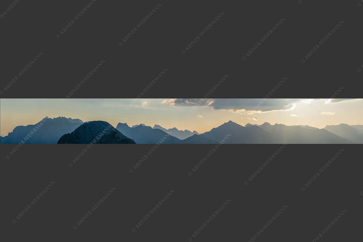 Große Arnspitze vor Karwendelgebirge bei Sonnenaufgang - Der Außenseiter 8:1  -- Große Arnspitze - mehr Infos bei www.Kriner-Weiermann.de