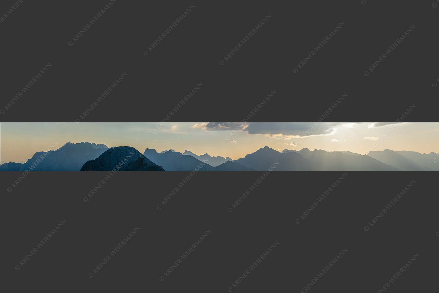 Große Arnspitze vor Karwendelgebirge bei Sonnenaufgang - Der Außenseiter 9:1  -- Große Arnspitze - mehr Infos bei www.Kriner-Weiermann.de