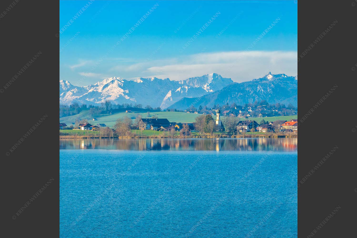 Blick über den Riegsee und Froschhausen zum Zugspitzmassiv - Froschhausener Morgen 1:1  -- Riegsee und Froschhausen - mehr Infos bei www.Kriner-Weiermann.de