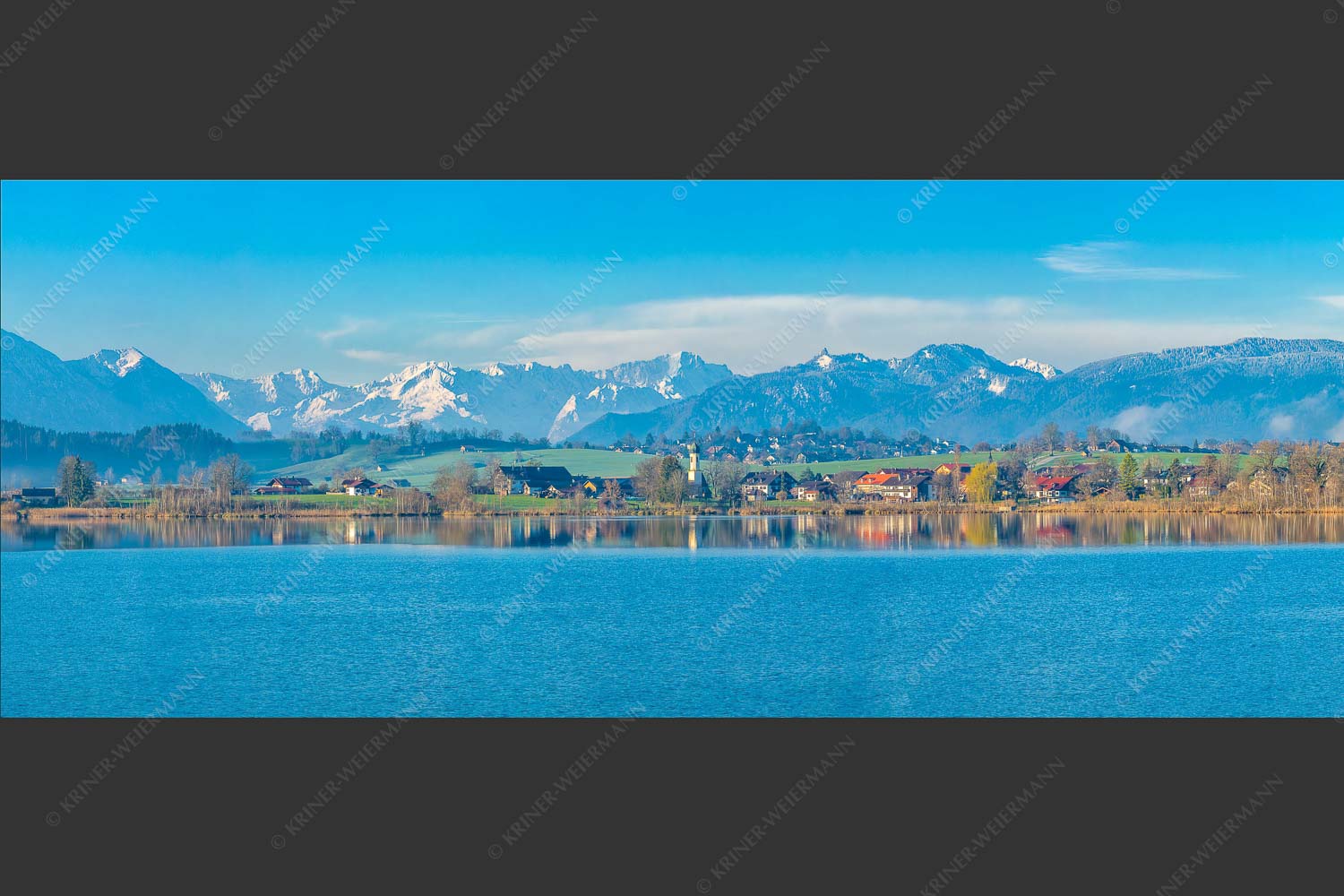 Blick über den Riegsee und Froschhausen zum Zugspitzmassiv - Froschhausener Morgen 2,5:1  -- Riegsee und Froschhausen - mehr Infos bei www.Kriner-Weiermann.de