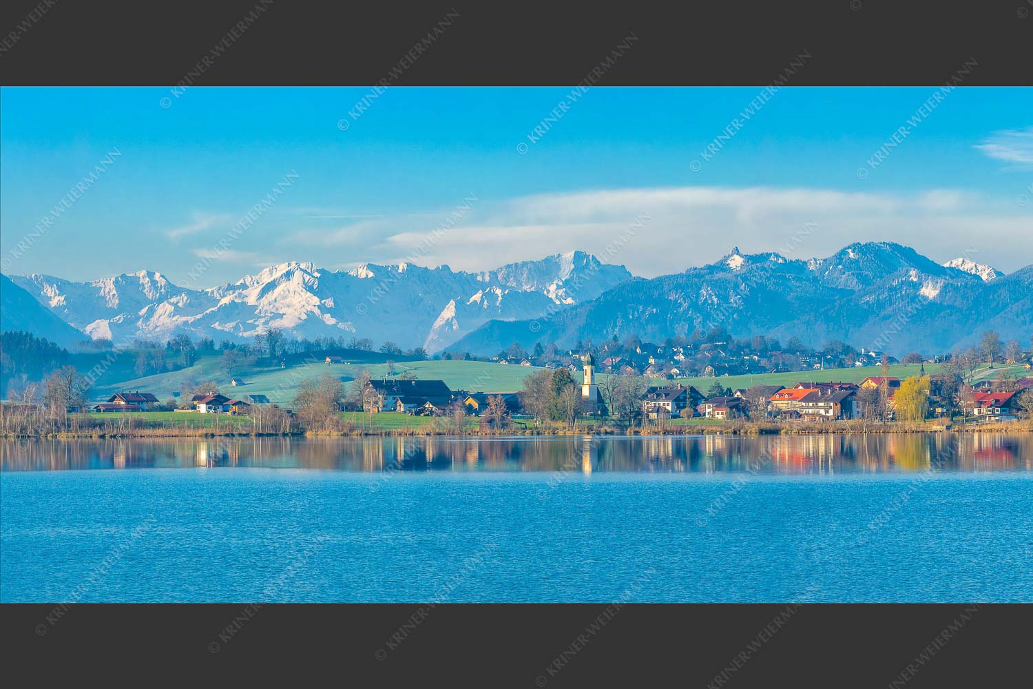 Blick über den Riegsee und Froschhausen zum Zugspitzmassiv - Froschhausener Morgen 2:1  -- Riegsee und Froschhausen - mehr Infos bei www.Kriner-Weiermann.de