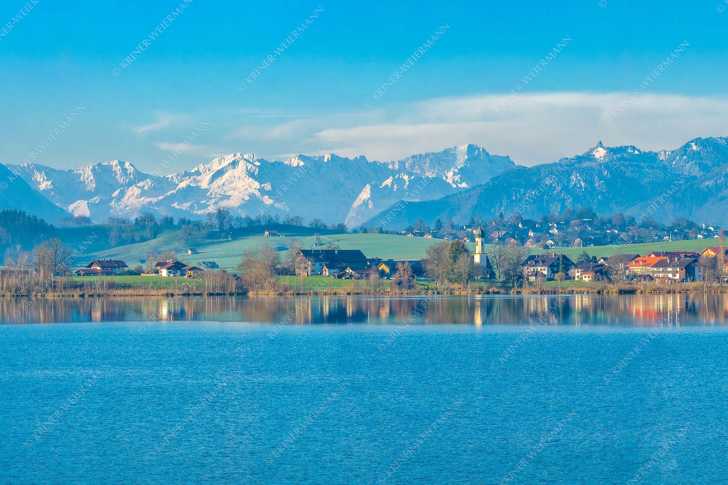 Blick über den Riegsee und Froschhausen zum Zugspitzmassiv - Froschhausener Morgen 3:2  -- Riegsee und Froschhausen - mehr Infos bei www.Kriner-Weiermann.de