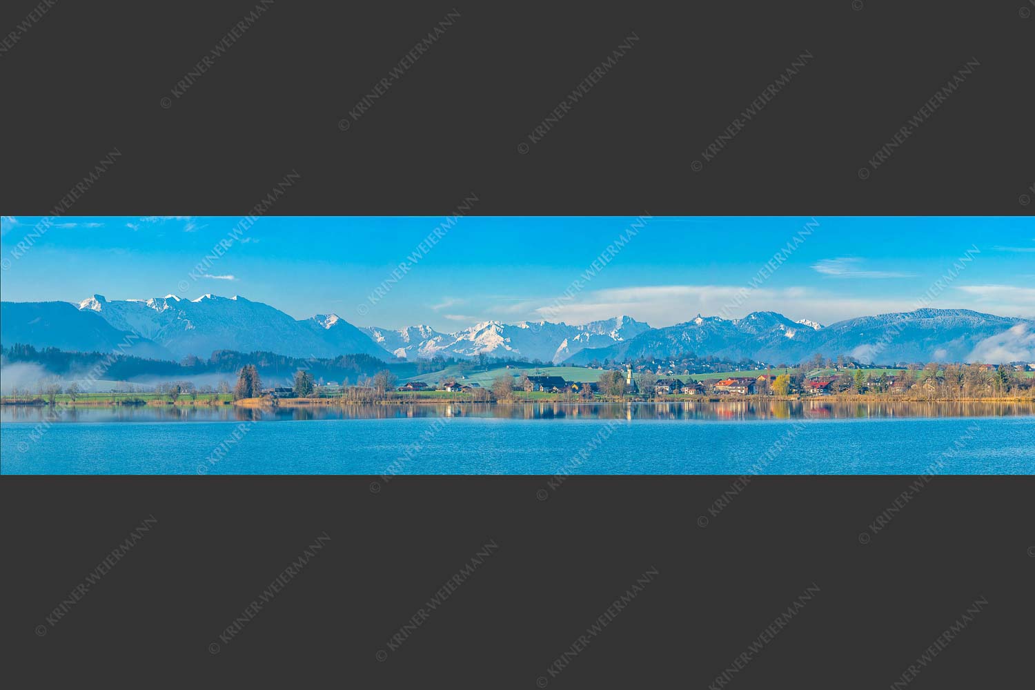 Blick über den Riegsee und Froschhausen zum Zugspitzmassiv - Froschhausener Morgen 4:1  -- Riegsee und Froschhausen - mehr Infos bei www.Kriner-Weiermann.de