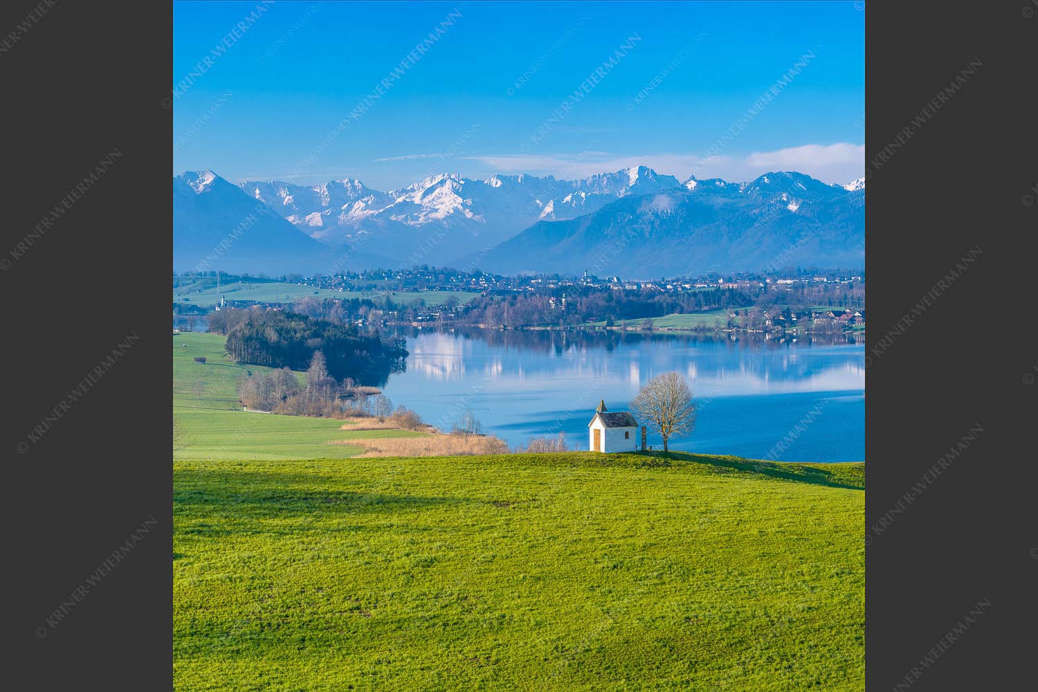 Blick über den Riegsee zum Estergebirge, Wetterstein und Ammergauer Bergen - Frühlingsgöttin Ostara 1:1  -- Mesnerhauskapelle Aidling - mehr Infos bei www.Kriner-Weiermann.de