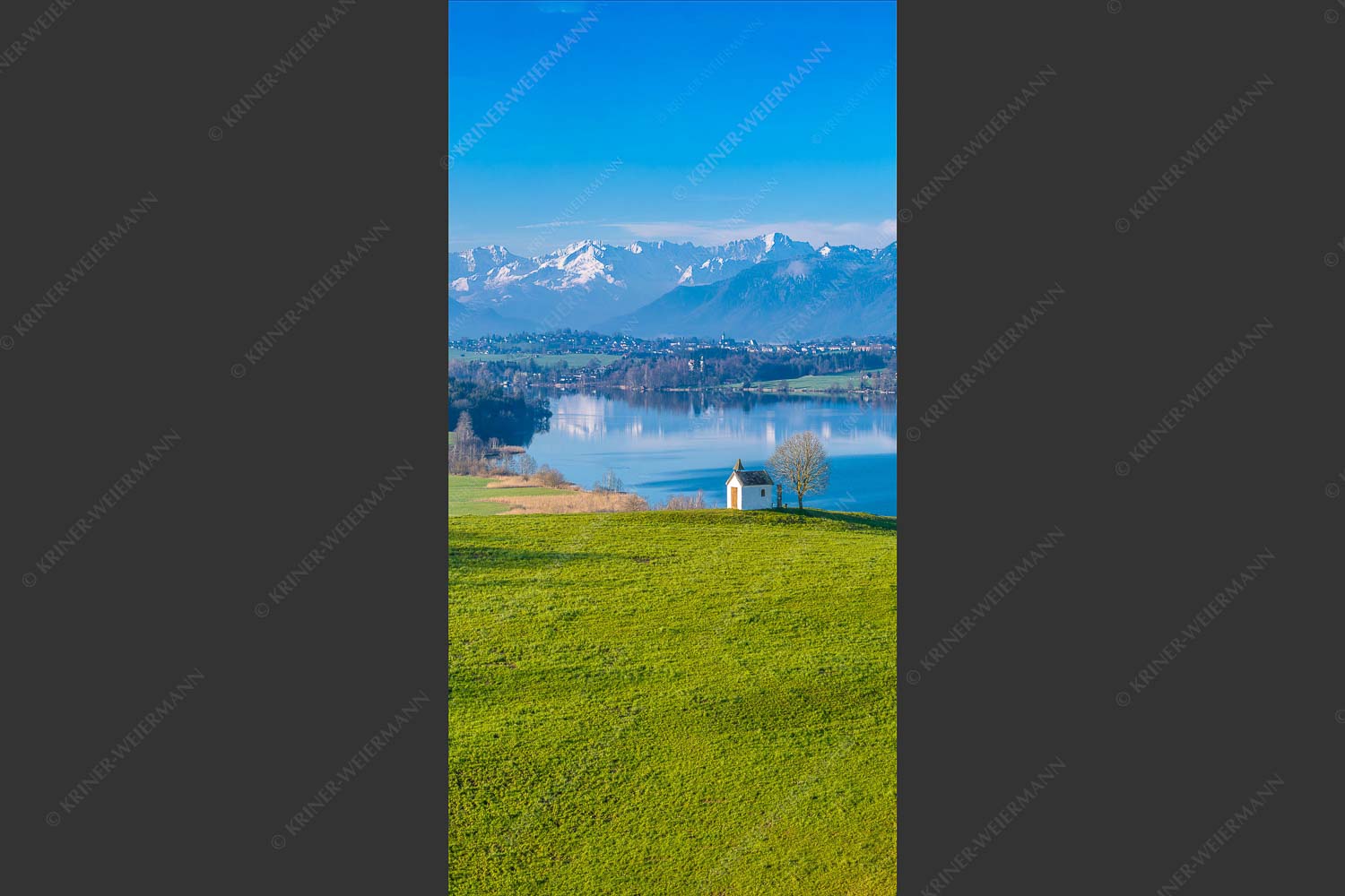 Blick über den Riegsee zum Estergebirge, Wetterstein und Ammergauer Bergen - Frühlingsgöttin Ostara 1:2  -- Mesnerhauskapelle Aidling - mehr Infos bei www.Kriner-Weiermann.de