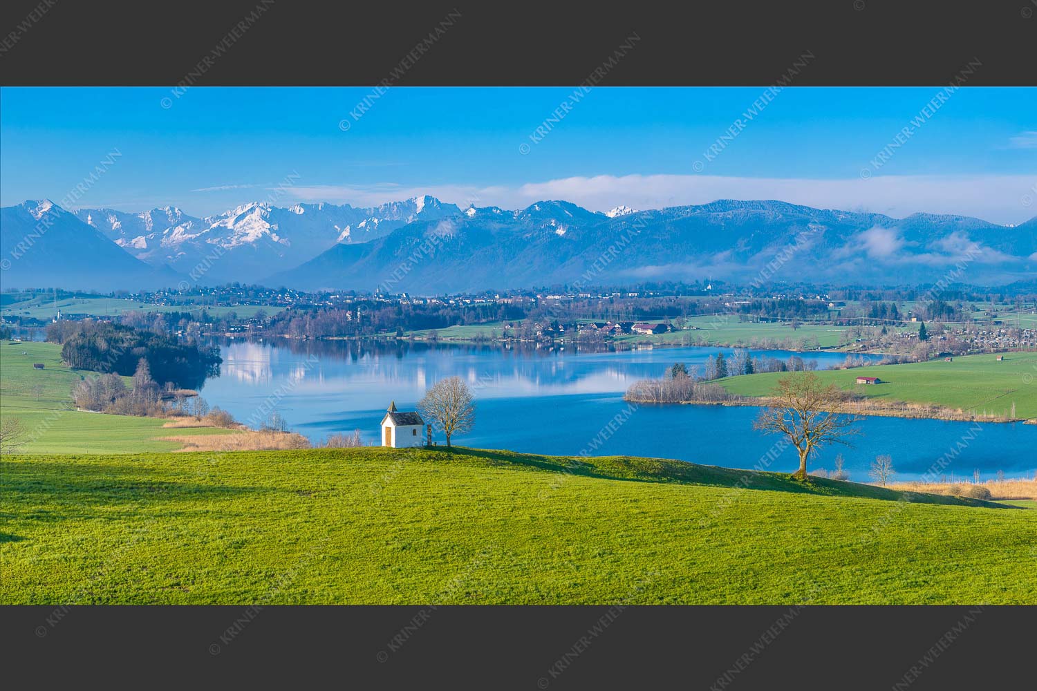 Blick über den Riegsee zum Estergebirge, Wetterstein und Ammergauer Bergen - Frühlingsgöttin Ostara 2:1  -- Mesnerhauskapelle Aidling - mehr Infos bei www.Kriner-Weiermann.de