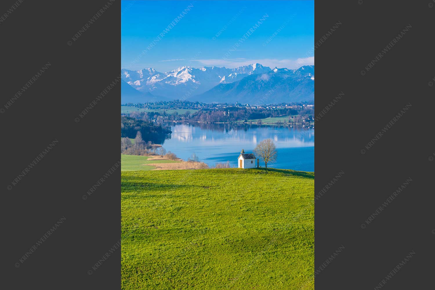 Blick über den Riegsee zum Estergebirge, Wetterstein und Ammergauer Bergen - Frühlingsgöttin Ostara 2:3  -- Mesnerhauskapelle Aidling - mehr Infos bei www.Kriner-Weiermann.de