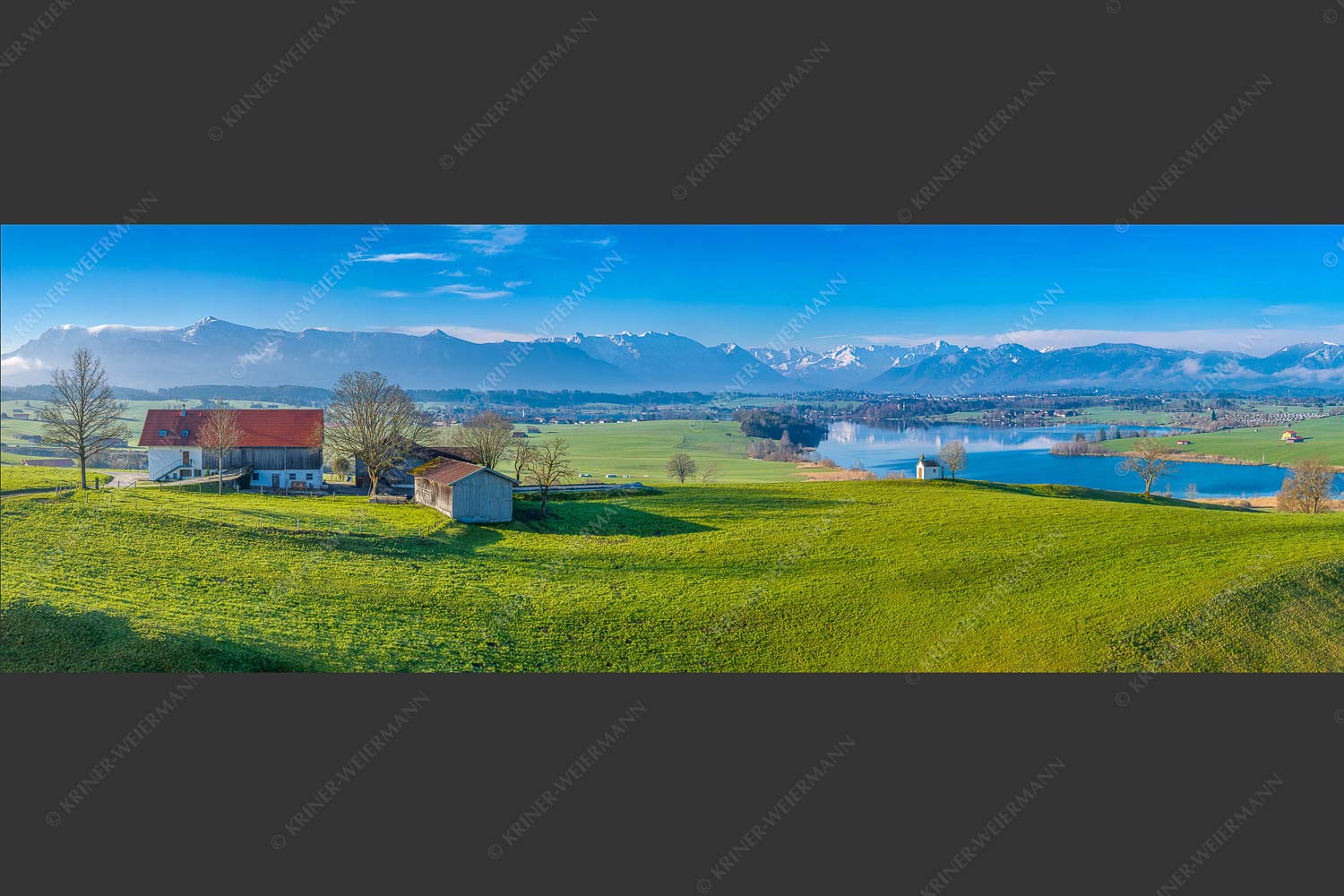 Blick über den Riegsee zum Estergebirge, Wetterstein und Ammergauer Bergen - Frühlingsgöttin Ostara 3:1  -- Mesnerhauskapelle Aidling - mehr Infos bei www.Kriner-Weiermann.de