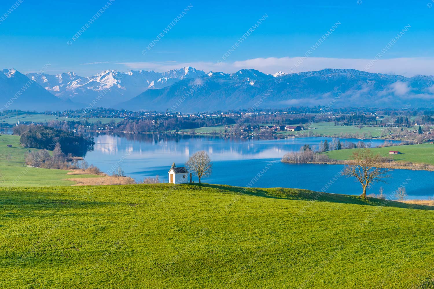 Blick über den Riegsee zum Estergebirge, Wetterstein und Ammergauer Bergen - Frühlingsgöttin Ostara 3:2  -- Mesnerhauskapelle Aidling - mehr Infos bei www.Kriner-Weiermann.de