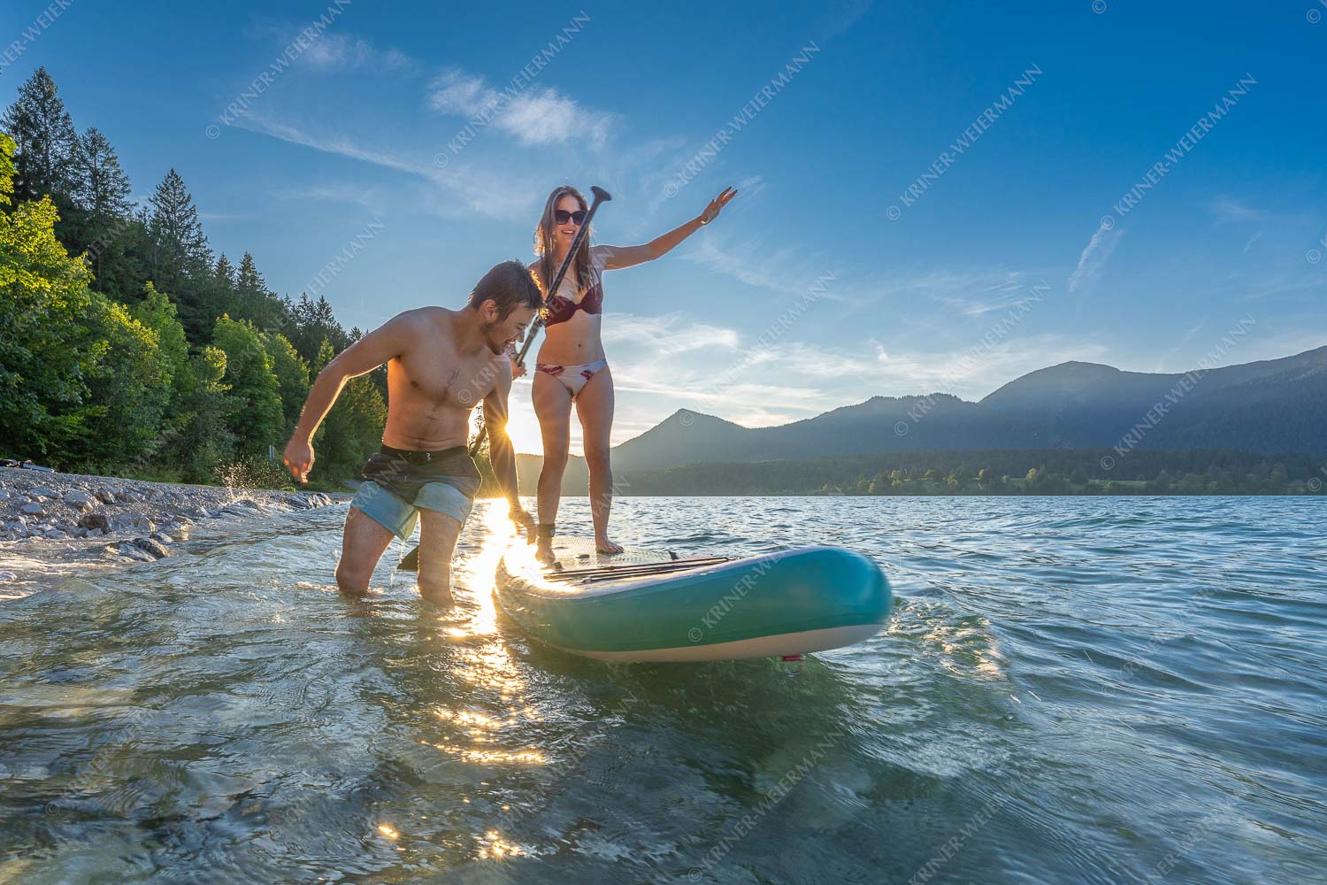 Stand-Up-Paddling am Walchensee bei Sonnenuntergang - SUP Walchensee 3:2  -- Stand-Up-Paddling - mehr Infos bei www.Kriner-Weiermann.de