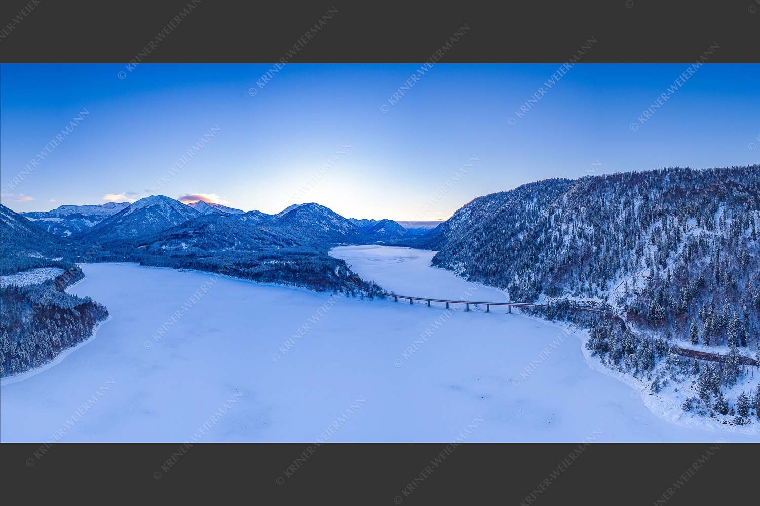 Blick über den zugefrorenen Sylvensteinsee - Sylvensteinspeicher Winter 2:1  -- Silvensteinsee - mehr Infos bei www.Kriner-Weiermann.de