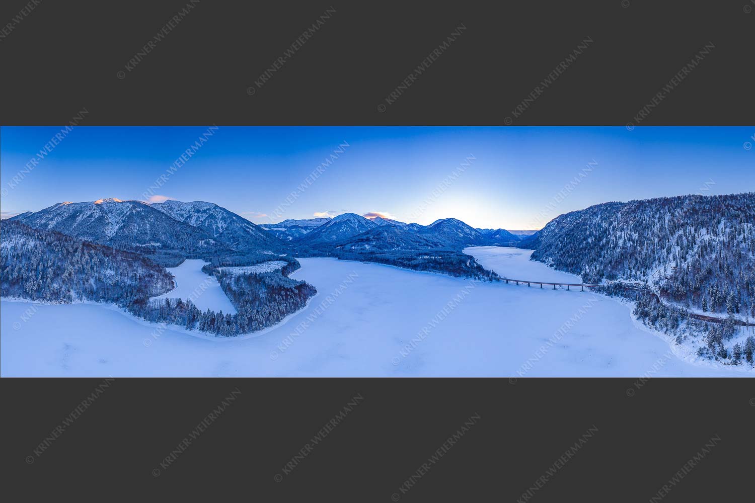 Blick über den zugefrorenen Sylvensteinsee - Sylvensteinspeicher Winter 3:1  -- Silvensteinsee - mehr Infos bei www.Kriner-Weiermann.de