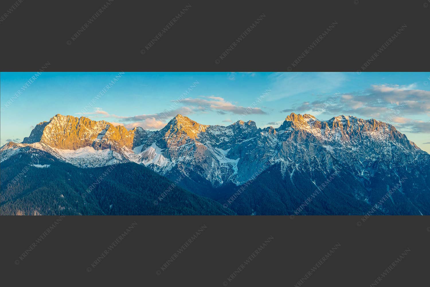 Blick auf das Karwendelgebirge bei Sonnenuntergang - Täglich schön 3:1  -- Karwendel Mittenwald - mehr Infos bei www.Kriner-Weiermann.de