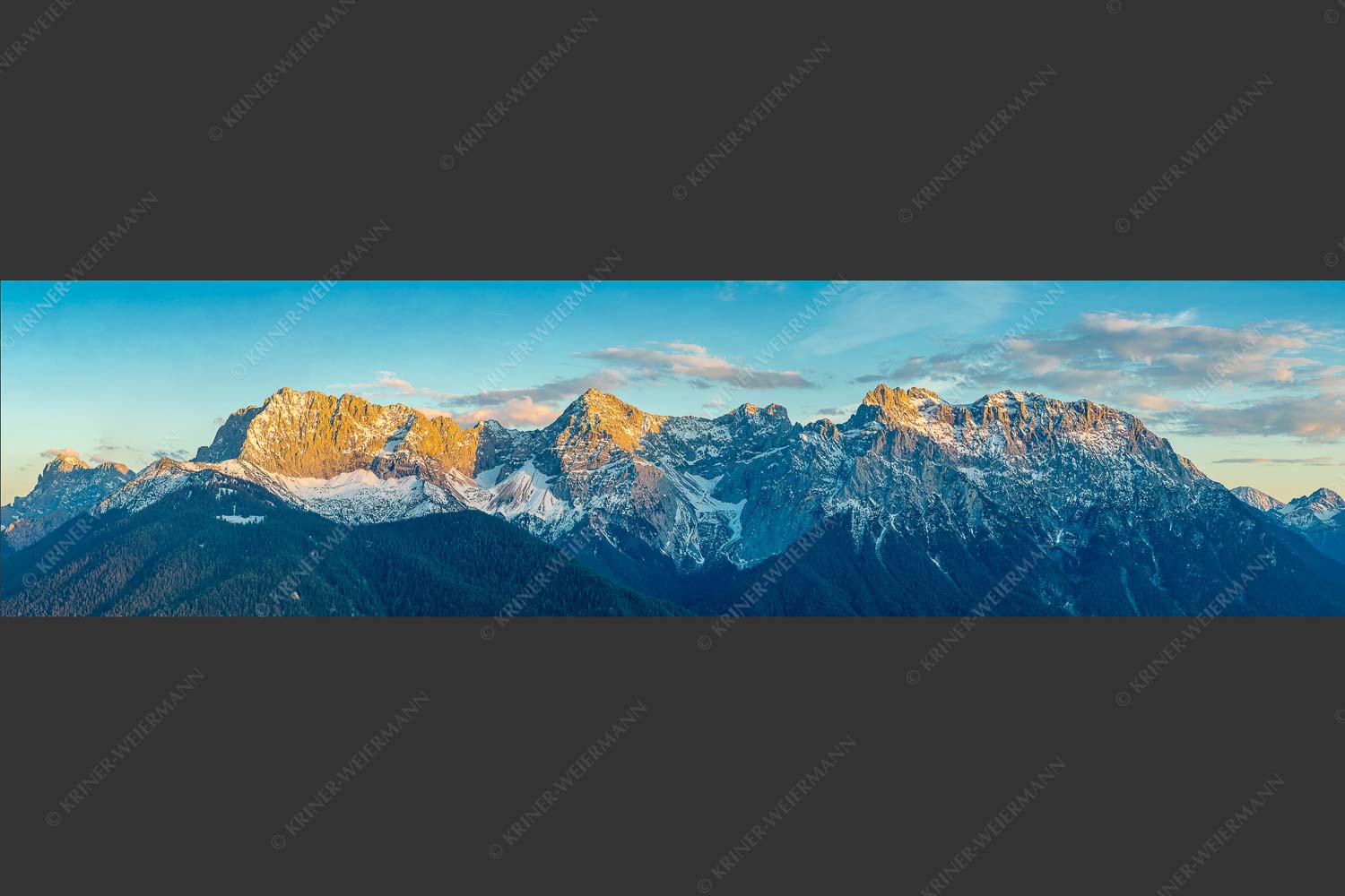 Blick auf das Karwendelgebirge bei Sonnenuntergang - Täglich schön 4:1  -- Karwendel Mittenwald - mehr Infos bei www.Kriner-Weiermann.de