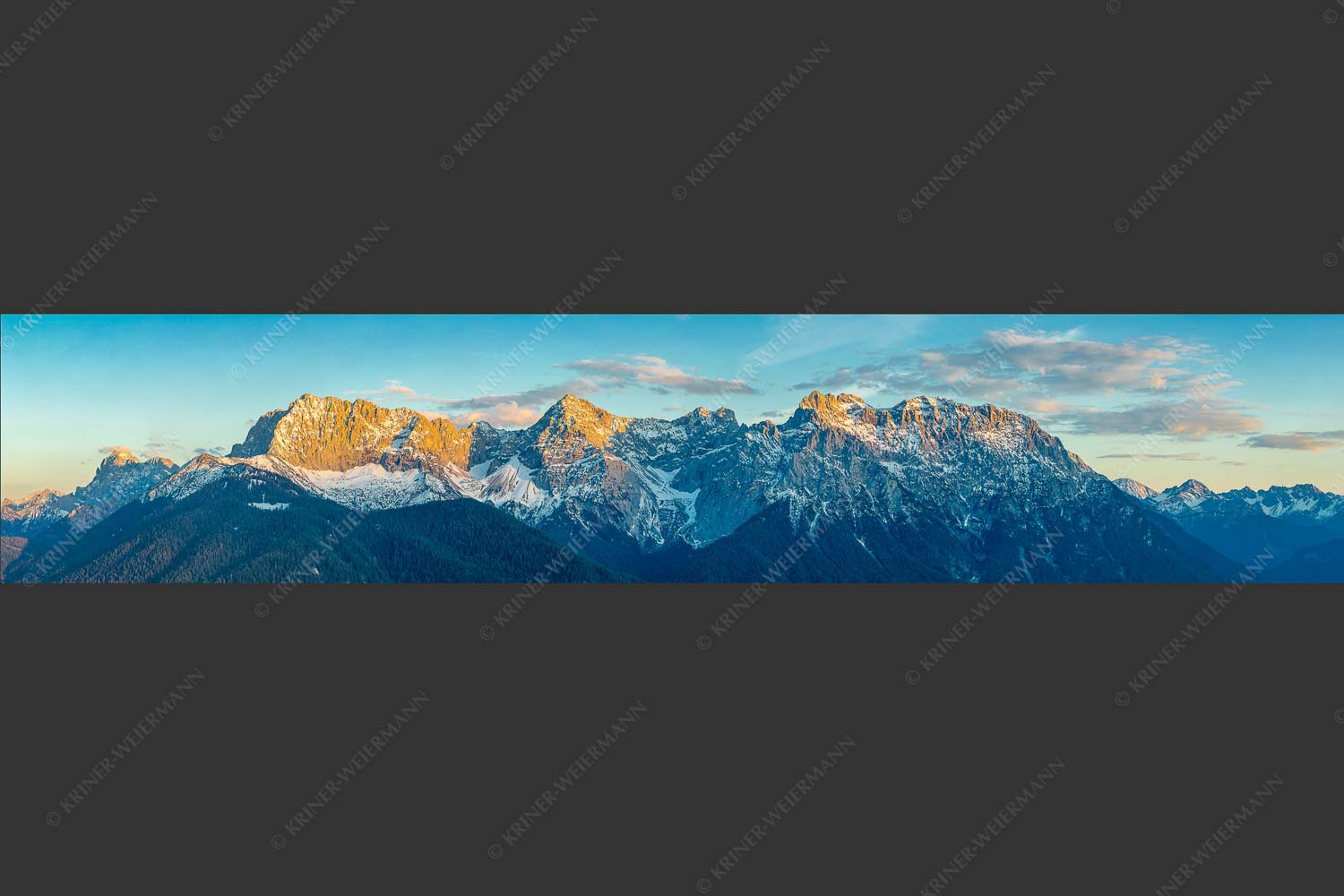 Blick auf das Karwendelgebirge bei Sonnenuntergang - Täglich schön 5:1  -- Karwendel Mittenwald - mehr Infos bei www.Kriner-Weiermann.de