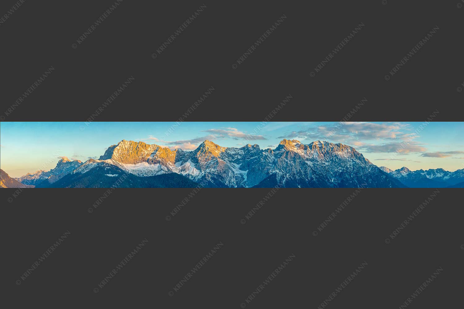Blick auf das Karwendelgebirge bei Sonnenuntergang - Täglich schön 7:1  -- Karwendel Mittenwald - mehr Infos bei www.Kriner-Weiermann.de