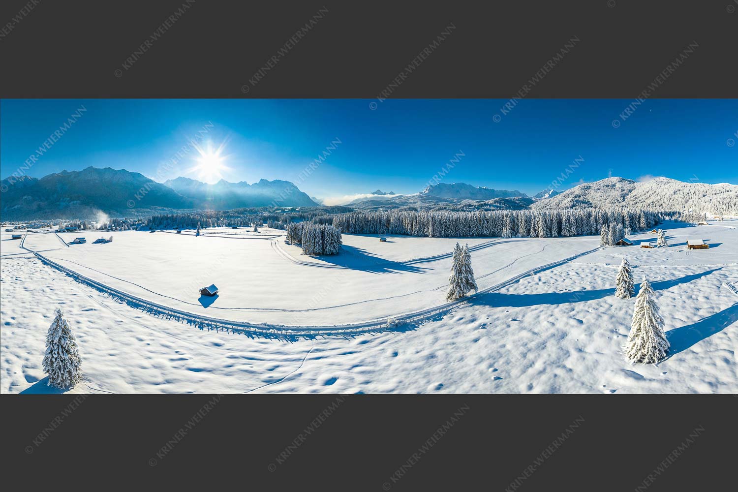 Winterlandschaft bei Krün mit Karwendel- und Wettersteingebirge - Tiefwinter rund um Krün 2,5:1  -- Alpenwelt Karwendel - mehr Infos bei www.Kriner-Weiermann.de