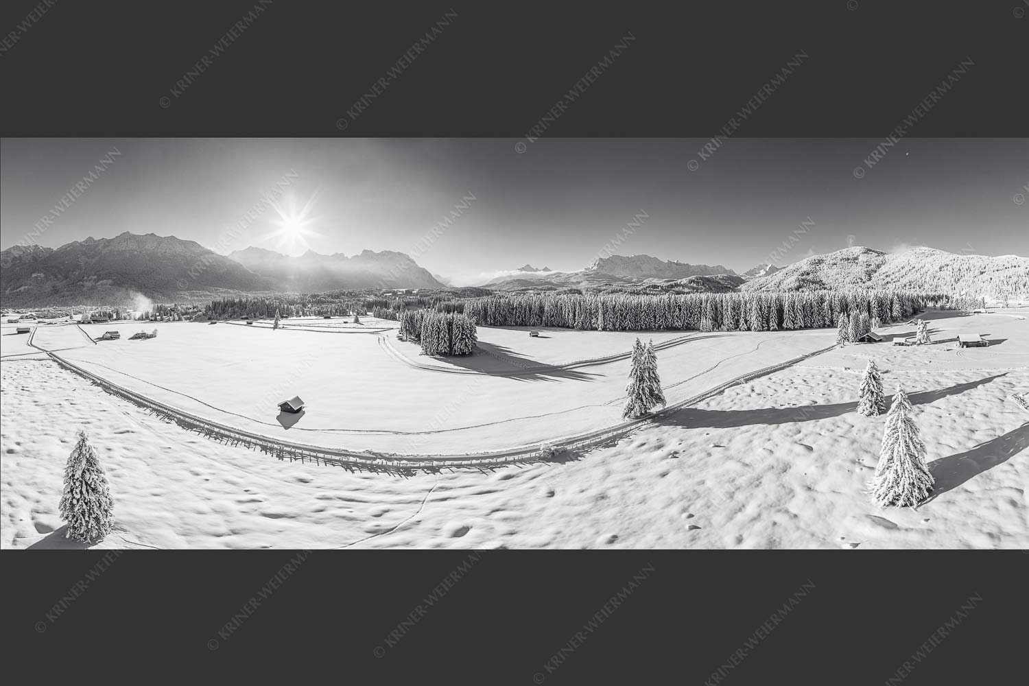 Winterlandschaft bei Krün mit Karwendel- und Wettersteingebirge - Tiefwinter rund um Krün 2,5:1 sw -- Alpenwelt Karwendel - mehr Infos bei www.Kriner-Weiermann.de