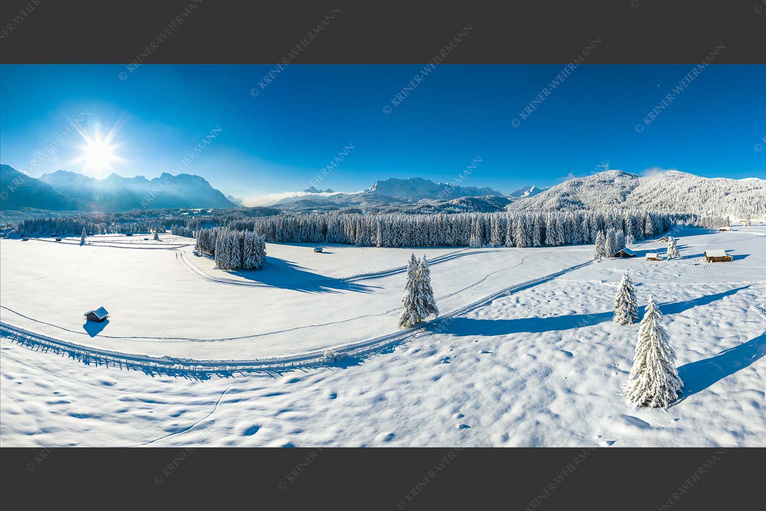 Winterlandschaft bei Krün mit Karwendel- und Wettersteingebirge - Tiefwinter rund um Krün 2:1  -- Alpenwelt Karwendel - mehr Infos bei www.Kriner-Weiermann.de