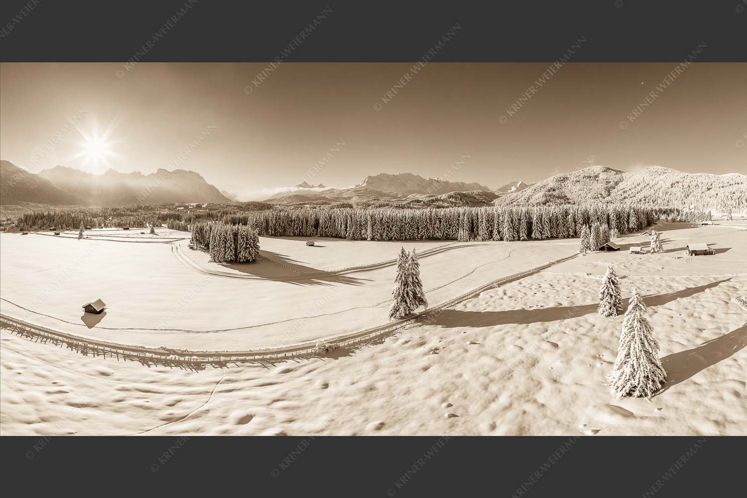 Winterlandschaft bei Krün mit Karwendel- und Wettersteingebirge - Tiefwinter rund um Krün 2:1 sepia -- Alpenwelt Karwendel - mehr Infos bei www.Kriner-Weiermann.de