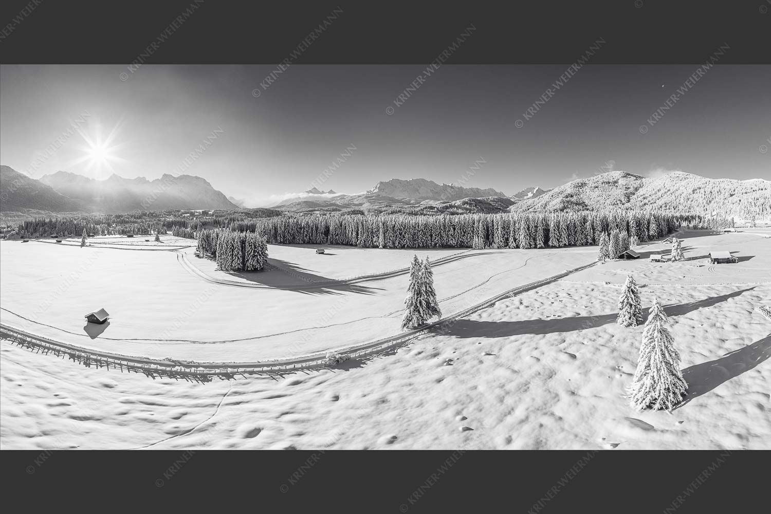 Winterlandschaft bei Krün mit Karwendel- und Wettersteingebirge - Tiefwinter rund um Krün 2:1 sw -- Alpenwelt Karwendel - mehr Infos bei www.Kriner-Weiermann.de