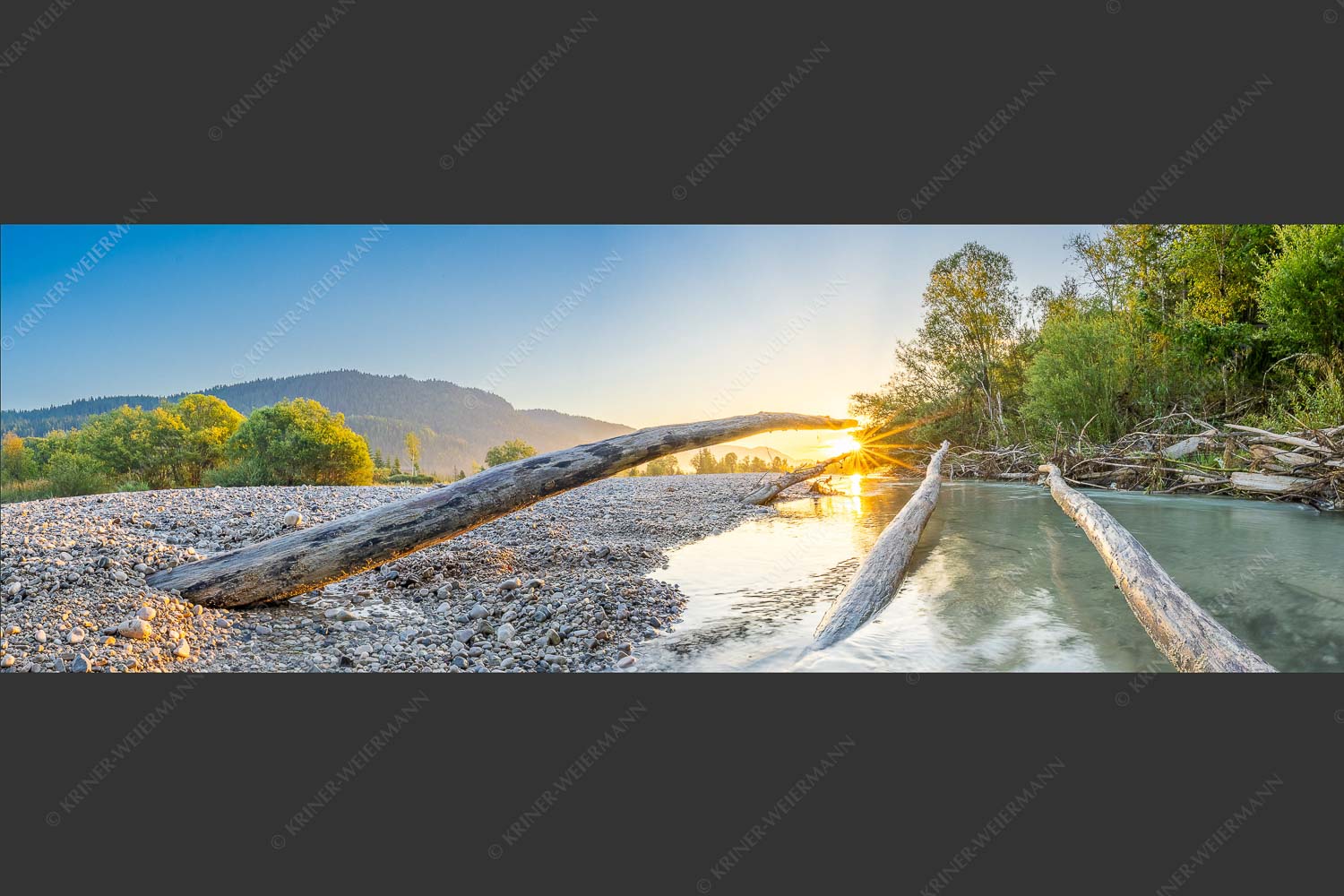 An der Isar bei Sonnenaufgang - Treibholz 3:1  -- Isar Sonnenaufgang - mehr Infos bei www.Kriner-Weiermann.de