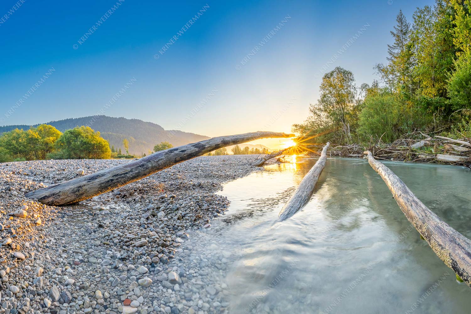 An der Isar bei Sonnenaufgang - Treibholz 3:2  -- Isar Sonnenaufgang - mehr Infos bei www.Kriner-Weiermann.de