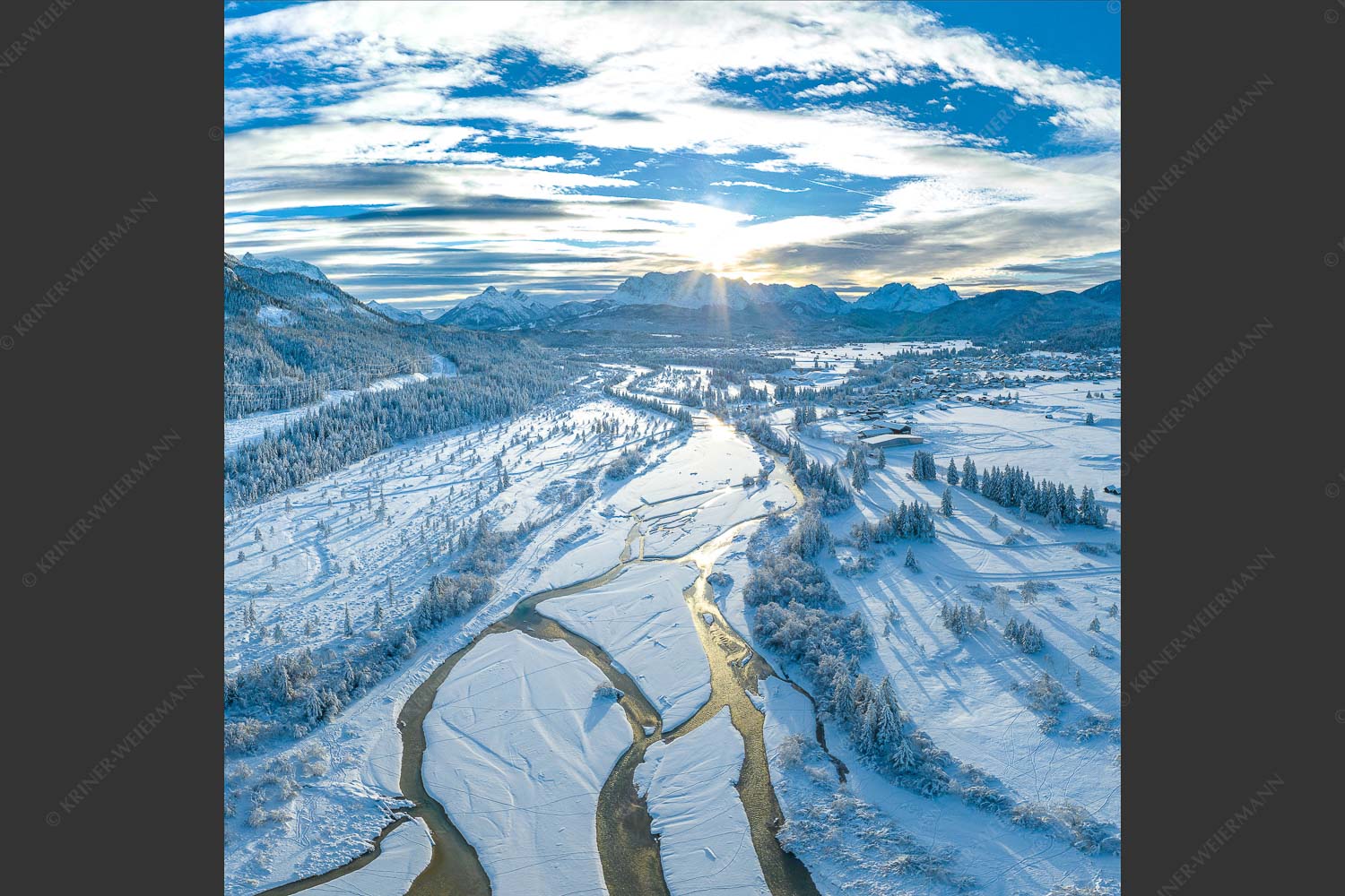 Blick über die Isar in den Sonnenuntergang im Wettersteingebirge - Über die Isar 1:1  -- Winter Wallgau Schnee - mehr Infos bei www.Kriner-Weiermann.de