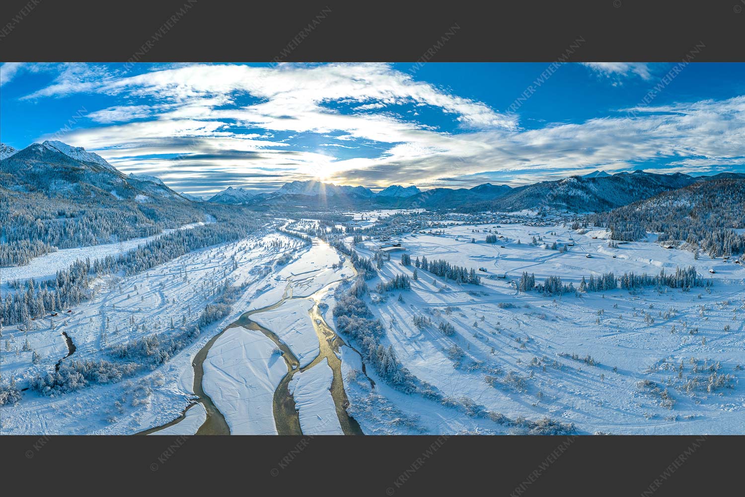 Blick über die Isar in den Sonnenuntergang im Wettersteingebirge - Über die Isar 2:1  -- Winter Wallgau Schnee - mehr Infos bei www.Kriner-Weiermann.de