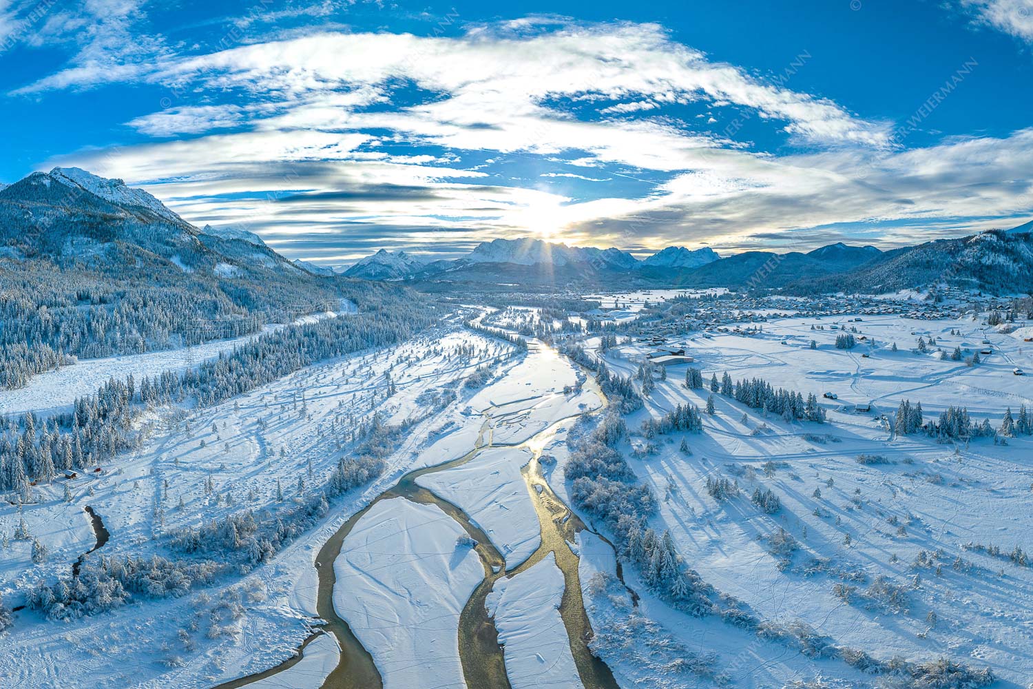 Blick über die Isar in den Sonnenuntergang im Wettersteingebirge - Über die Isar 3:2  -- Winter Wallgau Schnee - mehr Infos bei www.Kriner-Weiermann.de