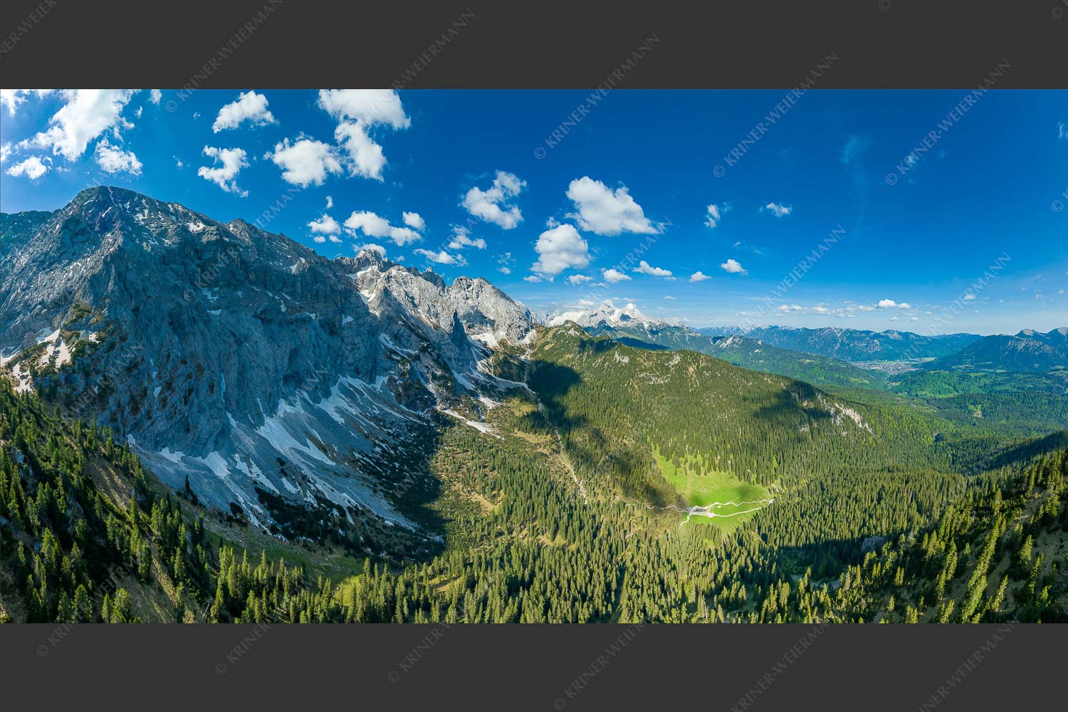 Blick über Wettersteinalm zur Alpspitze und Garmisch-Partenkirchen - Über die Wettersteinalm 2:1  -- Kämitorkopf - mehr Infos bei www.Kriner-Weiermann.de