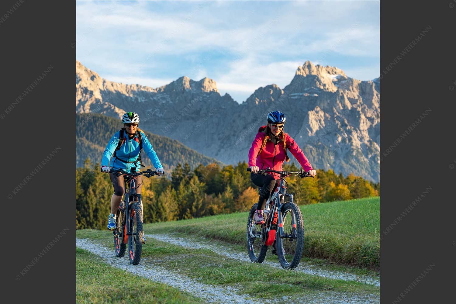 Radfahren in Krün mit Karwendel im Hintergrund - Über dWiesen II 1:1  -- Radfahrer Alpenwelt Karwendel - mehr Infos bei www.Kriner-Weiermann.de