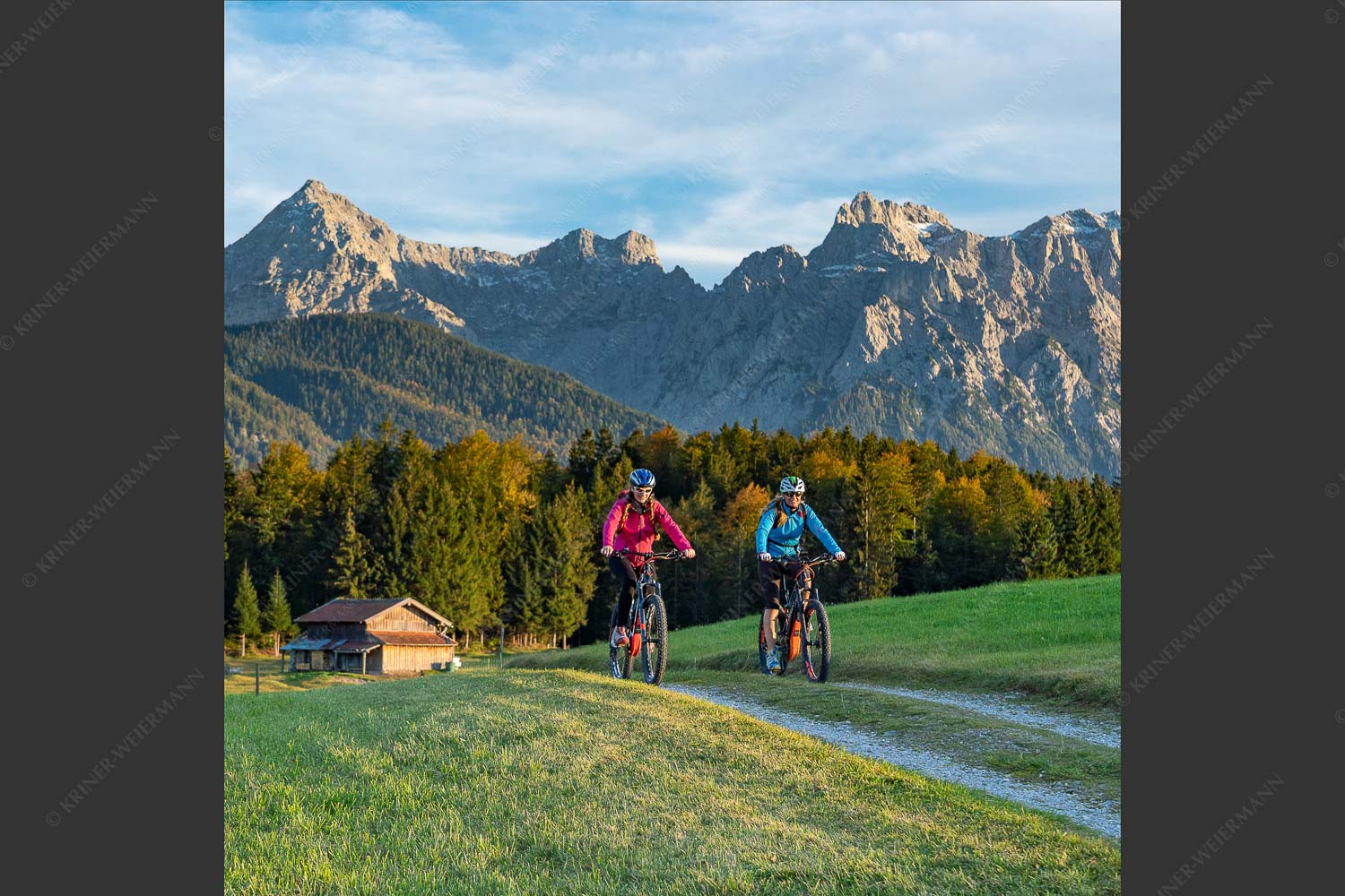 Radfahren in Krün mit Karwendel im Hintergrund - Über dWiesen 1:1  -- MTB Radfahren Alpenwelt Karwendel - mehr Infos bei www.Kriner-Weiermann.de