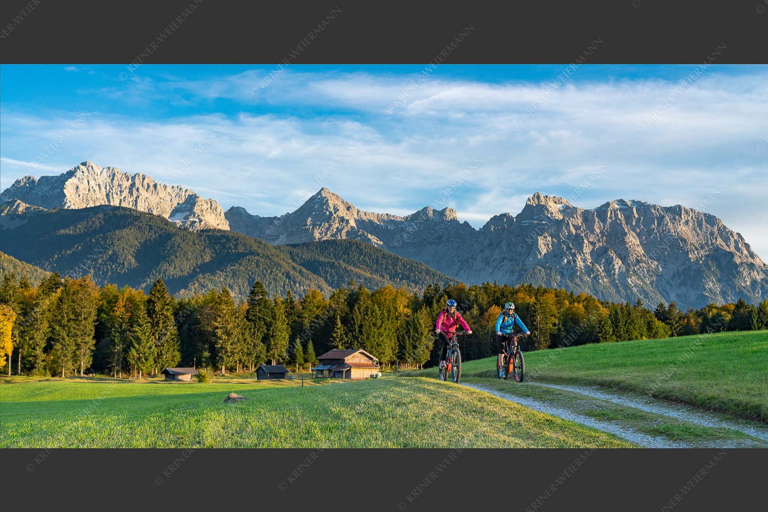 Radfahren in Krün mit Karwendel im Hintergrund - Über dWiesen 2:1  -- MTB Radfahren Alpenwelt Karwendel - mehr Infos bei www.Kriner-Weiermann.de