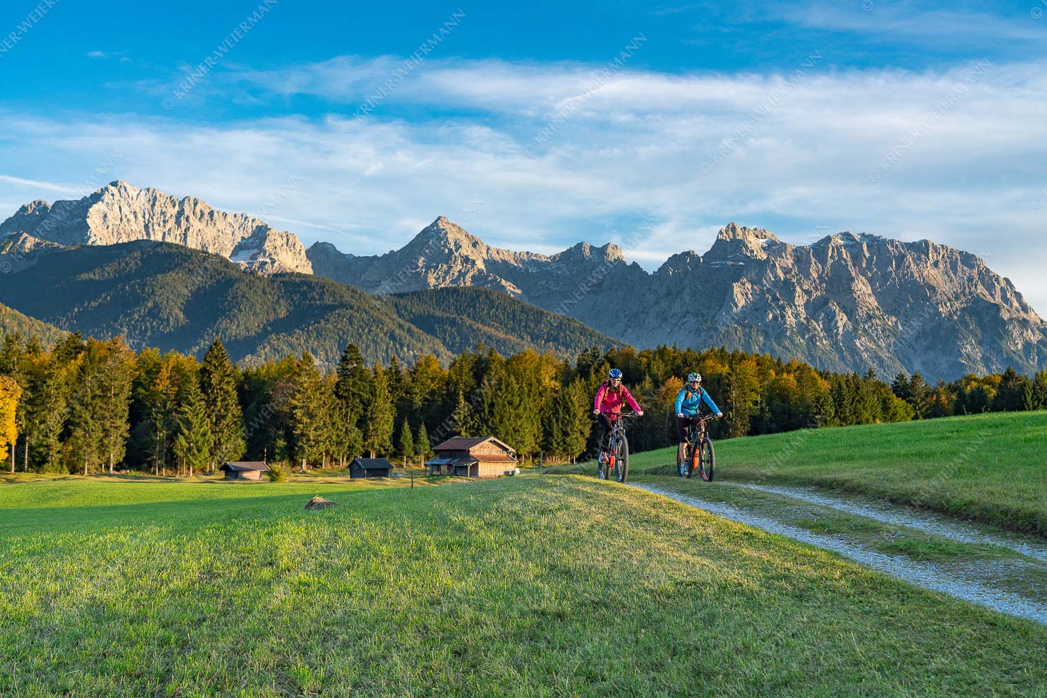Radfahren in Krün mit Karwendel im Hintergrund - Über dWiesen 3:2  -- MTB Radfahren Alpenwelt Karwendel - mehr Infos bei www.Kriner-Weiermann.de