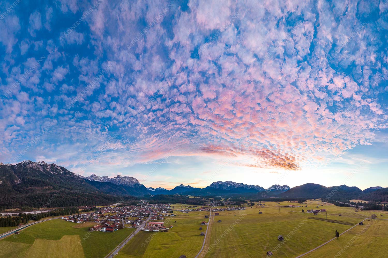 Schäfchenwolken über Krün mit Blick ins Karwendelgebirge und Wettersteingebirge - Über Krün in die Berge 3:2  -- Oberes Isartal Wolkenstimmung - mehr Infos bei www.Kriner-Weiermann.de