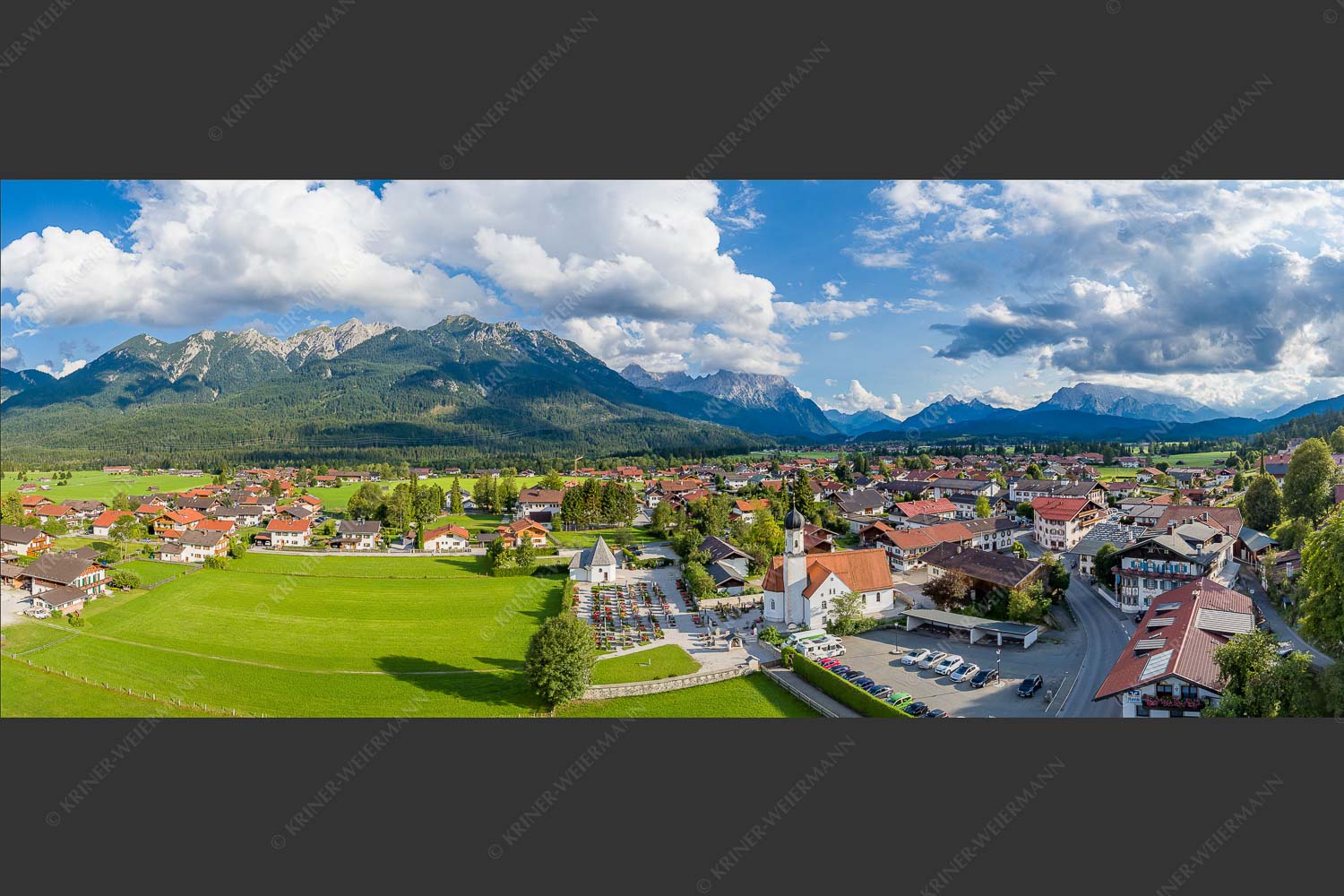 Blick über Wallgau ins Karwendel und Wettersteingebirge - Über Woiga II 2,5:1  -- Kirche Sankt Jakob Wallgau - mehr Infos bei www.Kriner-Weiermann.de