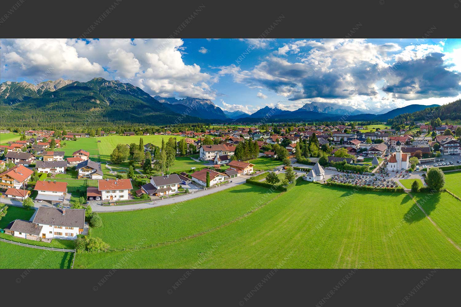 Blick über Wallgau zum Karwendel und Wettersteingebirge - Über Woiga 2:1  -- Wallgau Kirche - mehr Infos bei www.Kriner-Weiermann.de