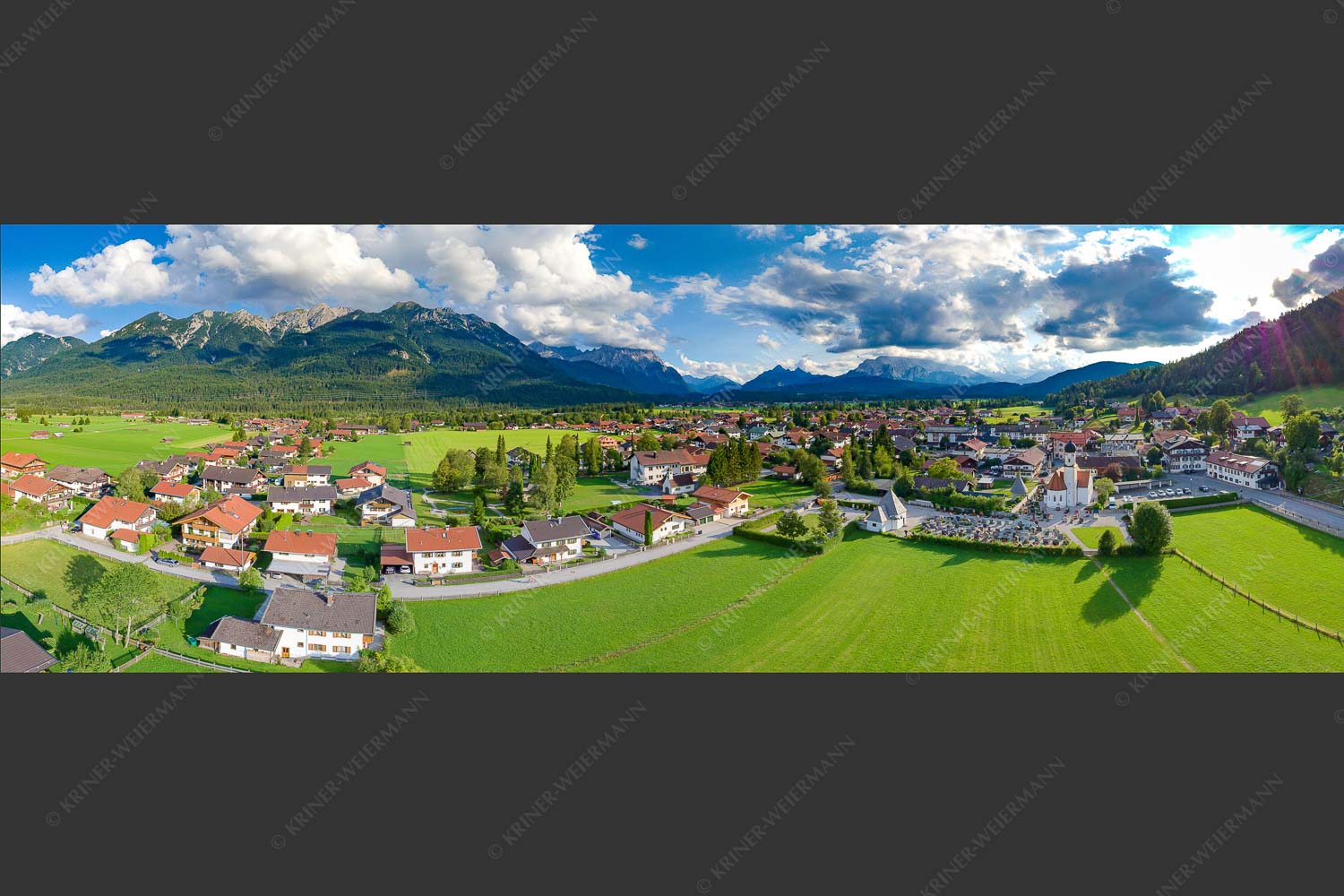 Blick über Wallgau zum Karwendel und Wettersteingebirge - Über Woiga 3:1  -- Wallgau Kirche - mehr Infos bei www.Kriner-Weiermann.de