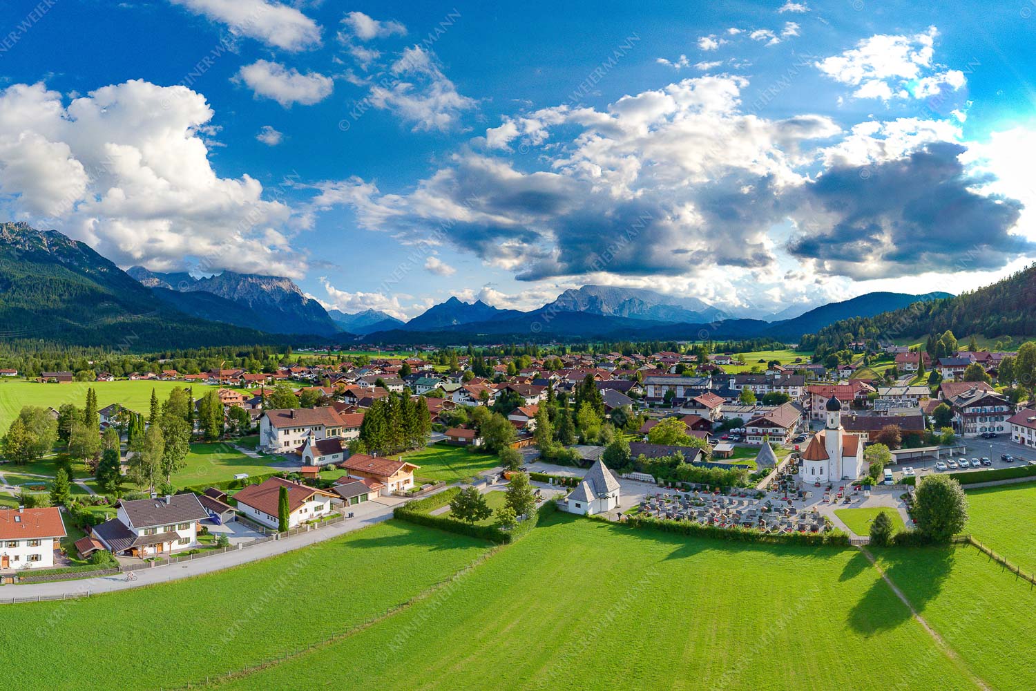 Blick über Wallgau zum Karwendel und Wettersteingebirge - Über Woiga 3:2  -- Wallgau Kirche - mehr Infos bei www.Kriner-Weiermann.de