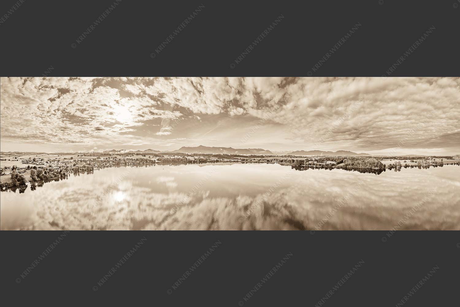 Blick über Riegsee in den Sonnenaufgang - Übern Riegsee 3:1 sepia -- Froschhausen Murnau - mehr Infos bei www.Kriner-Weiermann.de