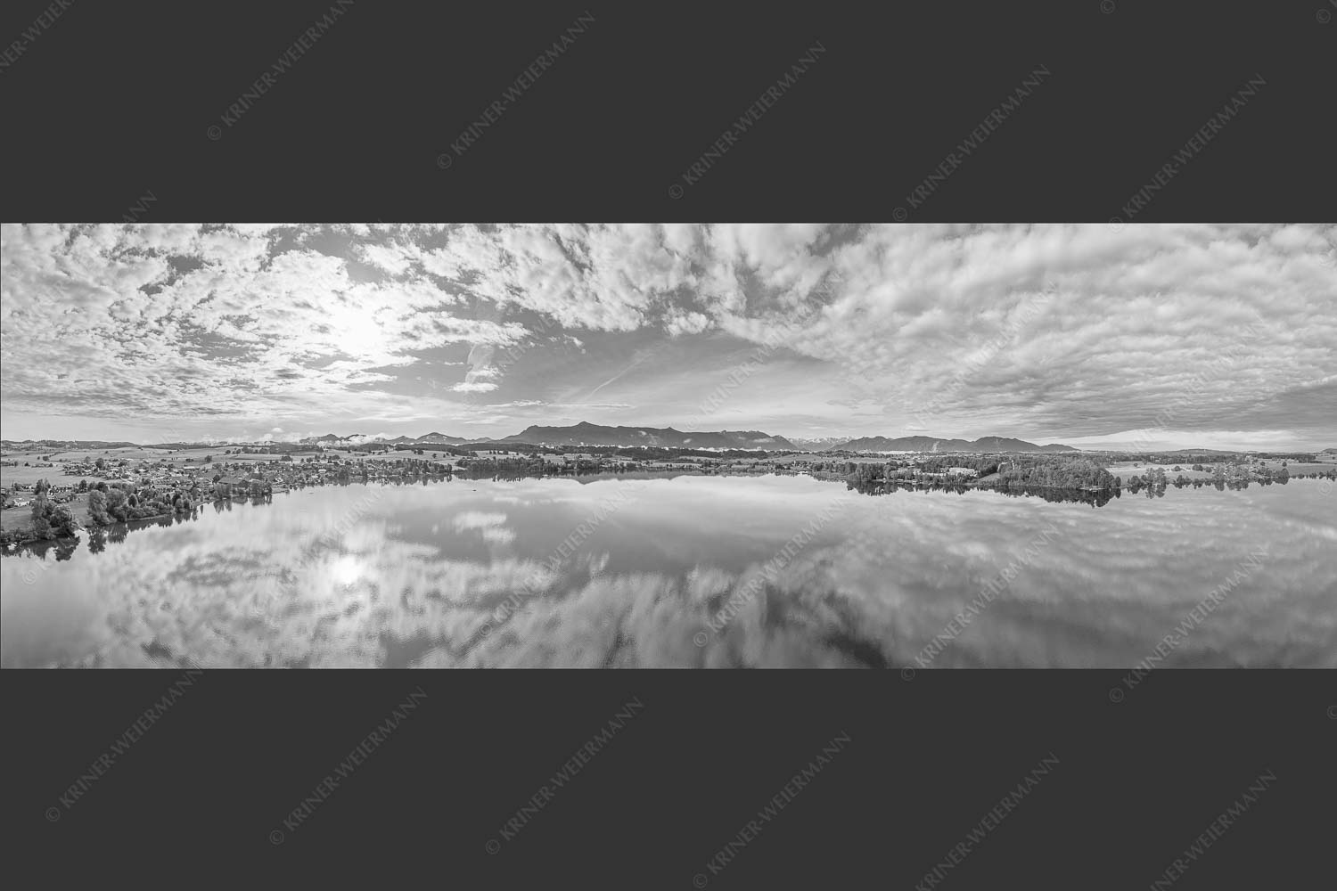 Blick über Riegsee in den Sonnenaufgang - Übern Riegsee 3:1 sw -- Froschhausen Murnau - mehr Infos bei www.Kriner-Weiermann.de