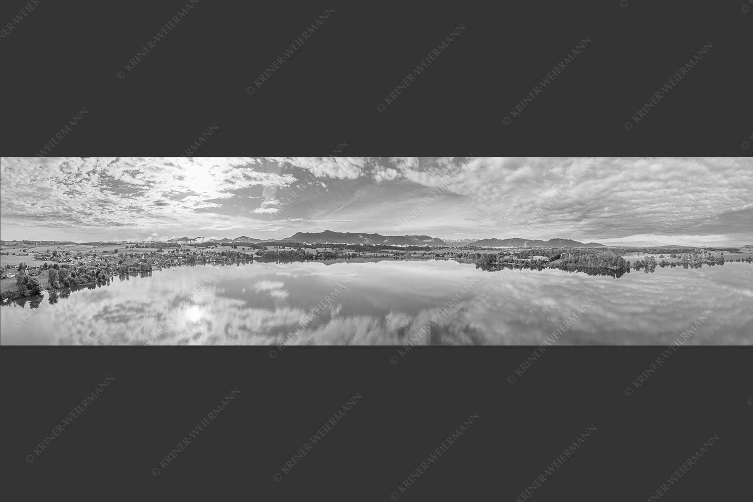 Blick über Riegsee in den Sonnenaufgang - Übern Riegsee 4:1 sw -- Froschhausen Murnau - mehr Infos bei www.Kriner-Weiermann.de