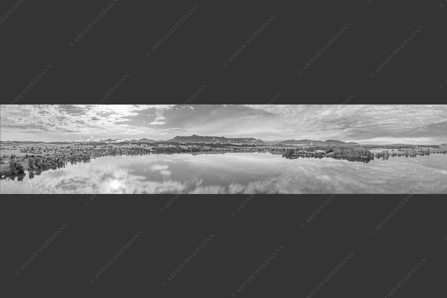 Blick über Riegsee in den Sonnenaufgang - Übern Riegsee 5:1 sw -- Froschhausen Murnau - mehr Infos bei www.Kriner-Weiermann.de